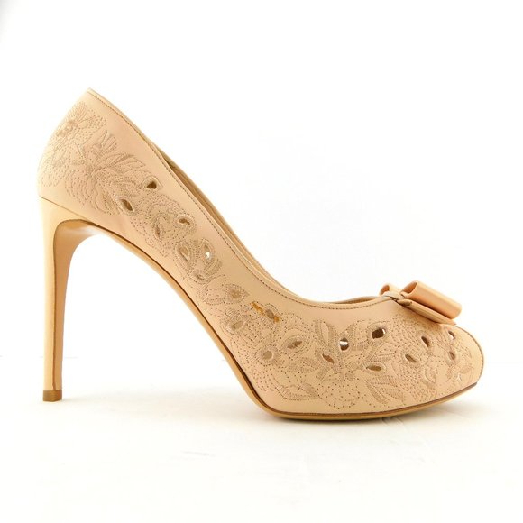 FERRAGAMO Embroidered Blush Nude Vara Logo Bow Pump 9.5